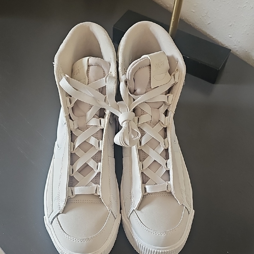 Nike Women's Blazer Mid High-Top Sneakers Size 8 Condition 9/10 - Picture 2 of 8
